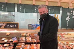 Johan Kvalheim har i utgangspunktet ansvar for både Japan og Sør-Korea, men innreise- og karantenereglar gjer det vanskeleg å reisa mellom landa. Difor har han no ein kollega som jobbar i Seoul.