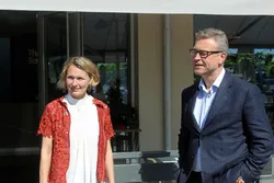 Oppdretter Aino Olaisen og fiskeriminister Odd Emil Ingebrigtsen.