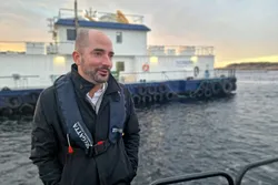 Administrerende direktør Christian Riber i Norcod avbildet ved lokaliteten Jamnungen på Frøya.