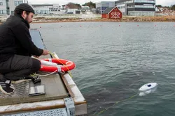Ved hjelp av en Ipad, drone og spillkonsoll kan en av de ansatte i Åkerblå, Joakim Sandkjenn (27), avdekke endringer over tid av for eksempel tang og tare.