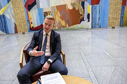 Finanspolitisk talsperson i Høyre, Helge Orten, ber Finansdepartementet komme med tall på hvort stort provenyet fra lakseskatten blir for 2023 og 2024.