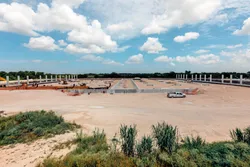 På bildet ser vi byggeplassen til Atlantic Sapphire i frobindelse med utvidelser til nytt bygg på eiendommen i Homestead, USA. I 2031 har landbasertselskapet planer om å produsere 220.000 tonn laks. Nå hiver fôrprodusenten Skretting seg kanskje på toget.