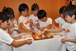 I oktober 2010 var det storstilt feiring på den norske ambassaden i Tokyo. Japanske og norske aktører markerte 30 år med norsk laks i Japan og starten på sushieventyret. En besøkende barnehageklasse satte ekstra spiss på arrangementet.
