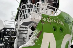 Det er synlig bulker ved Moen Marin-logoen på «AQS Tor».