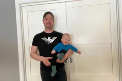 Samme dag som Kristian Hjertvik gikk i pappaperm med sin syv måneder gamle sønn oppdaget han noe mistenkelig på kartet til Marine Traffic.