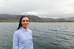 Alice Øksheim, daglig leder i Edelfarm – her foran Øksengård-lokaliteten.
