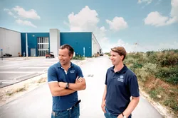 Konsernsjef og hovedeier Johan E. Andreassen (t.v.) og finansdirektør Karl Øystein Øyehaug, her foran det gigantiske lakseanlegget i Florida.