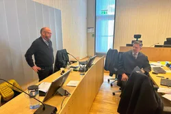 Carl-Erik Arnesen og advokat Lars Alsaker i Gulating lagmannsrett i februar 2023.