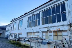 I disse lokalene på Moltustranda på Sunnmøre drev Atlantic Seafood sin virksomhet. Det er samme anlegg som Sunsea i sin tid drev i. Bildene er tatt i januar 2023, noen måneder etter det sist ble produsert laks i deler av lokalene.