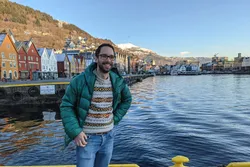 Partner i Seafood People, Ole-Alexander Palm, på bryggen i Bergen.