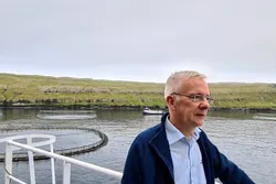 Bakkafrost-sjef Regin Jacobsen. Her ver sjølokaliteten Gulen (A02) rett utenfor Torshavn, som er den av lokalitetene til Bakkafrost som har mest strøm.