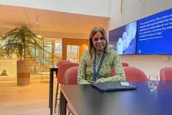 Kathleen Mathisen skriver faste arbeidslivskommentarer for Intrafish. Her avbildet i kontorene hos Grieg Seafood i Bergen, hvor hun jobber med HR.