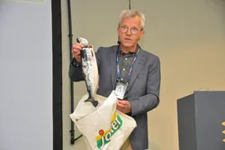 Jim-Roger Nordly viser fram en pukkellaks til skrekk og advarsel.