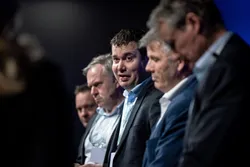 Geir Pollestad, leder av Stortingets finanskomité. Han er også saksordfører i saken om grunnrenteskatt i havbruk. Tirsdag var han i Bergen for å møte sjømatnæringen under Sjømat Norge sitt årsarrangement. Til venstre for Pollestad står fiskeriminister Bjørnar Skjæran (Ap).
